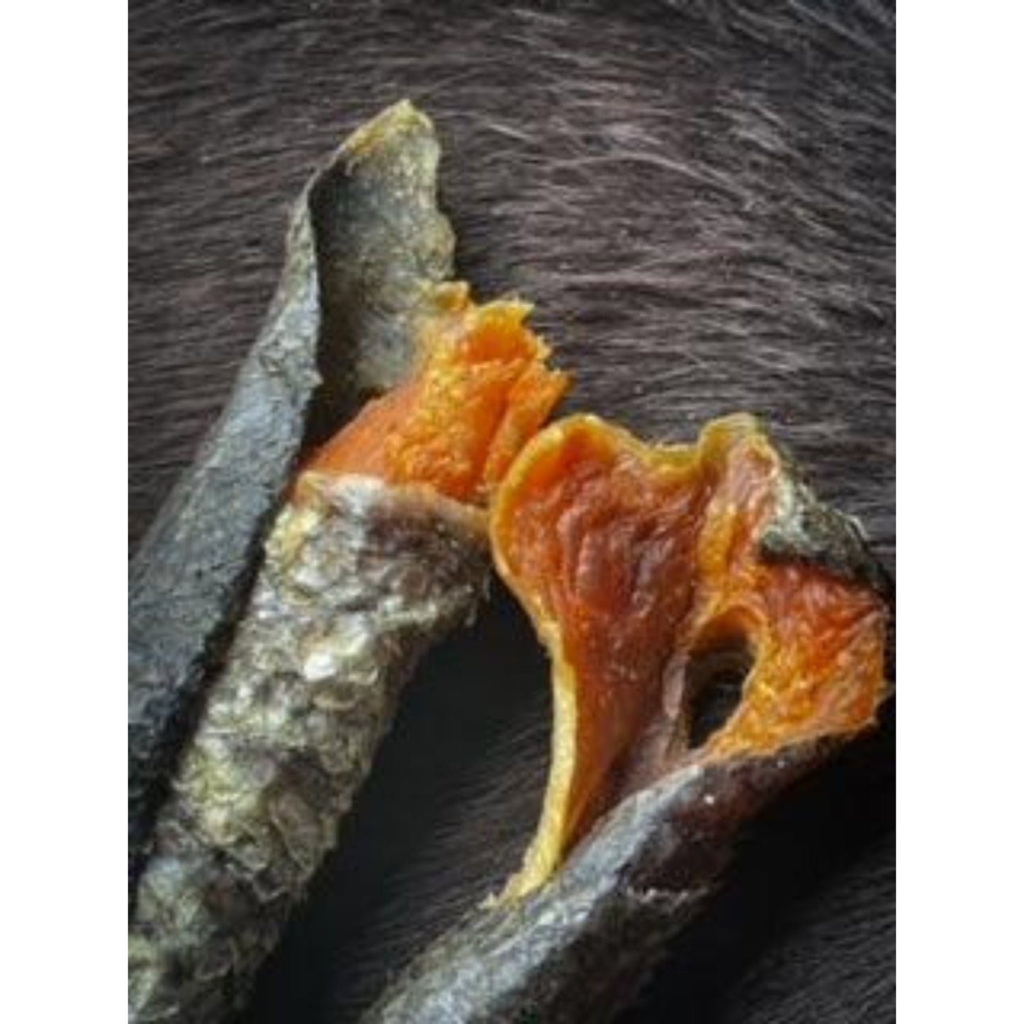 Zalmhuid met vlees